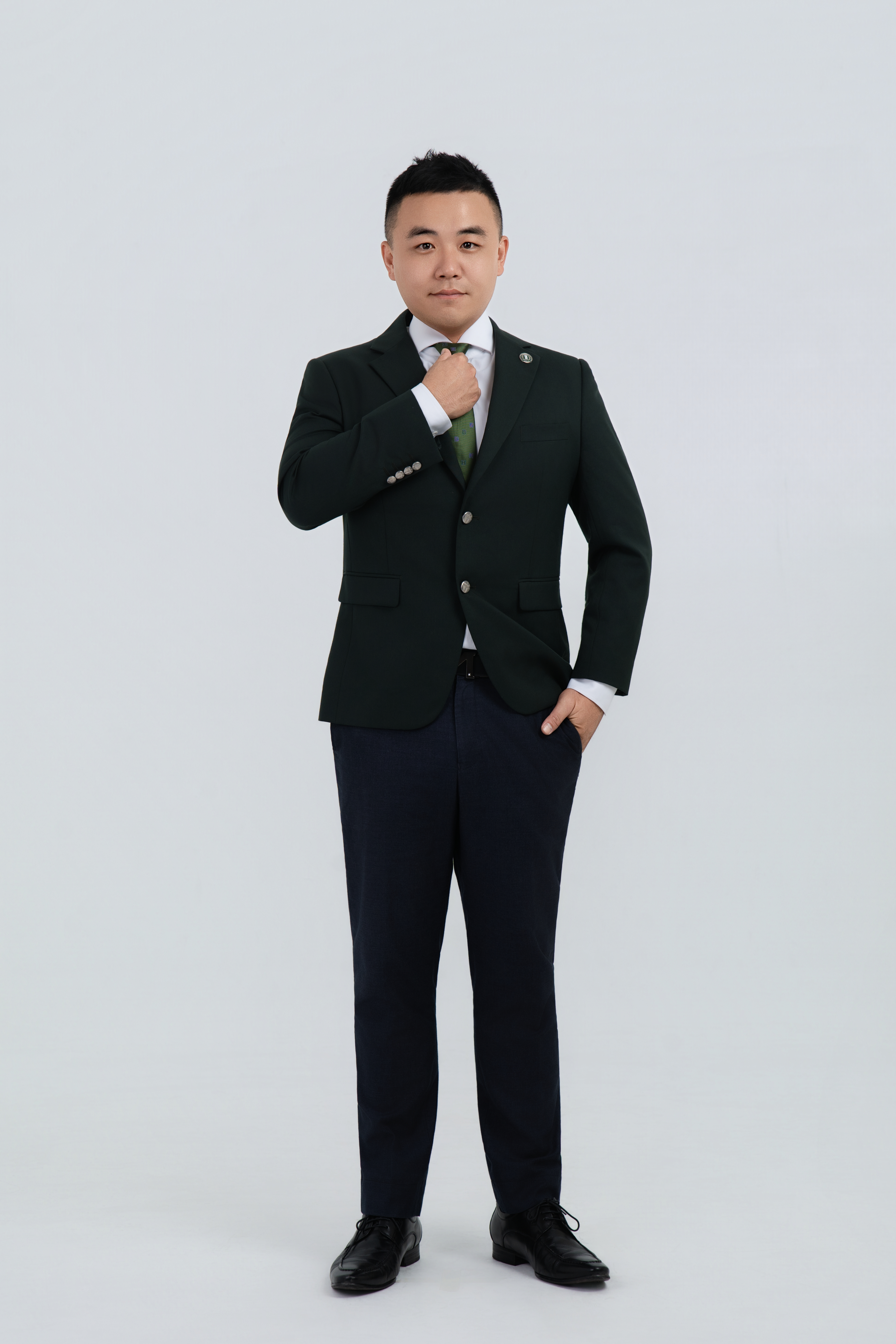 洪登凱的個人全身形象照