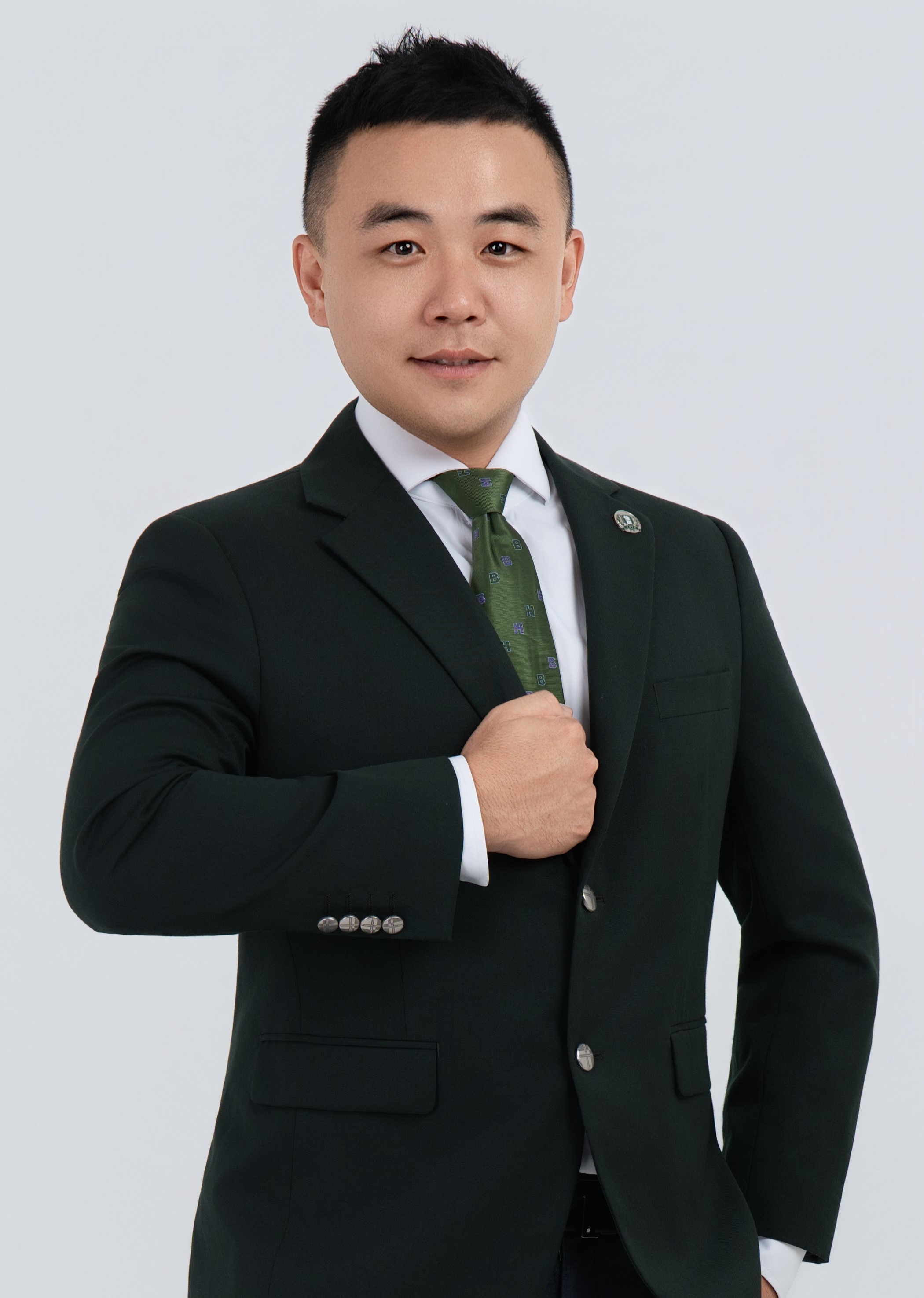 洪登凱穿著西裝的個人半身形象照